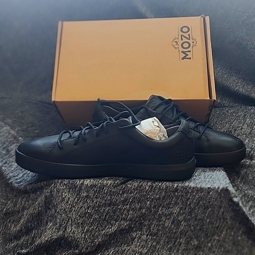 Men's Mozo black non slip shoes size 11